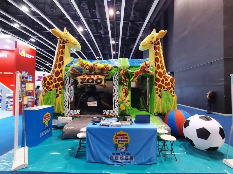 Leisure Activity®는 눈길을 사로잡는 4m 팽창식 탄력성으로 동물원을 IAAPA EXPO ASIA에 가져왔습니다. Leisure Activity®는 눈길을 사로잡는 4m 팽창식 탄력성으로 동물원을 IAAPA EXPO ASIA에 가져왔습니다.